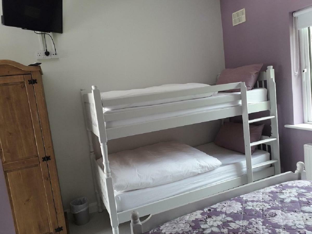Hostal The Benwiskin Centre *